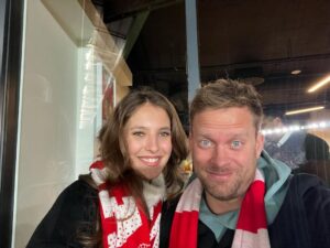 Jakub Prachař Instagram - Tak ta moje milovaná holka nechala romantický večer na mě.  A vzala si i šálu. 22 te Sakam. Ať žije Slavie a Sara Sandeva.