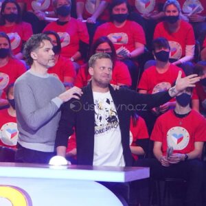 Jakub Prachař Instagram - Mám obrovskou fantazii, ale představa, že mi jednou @jj68jaromirjagr bude dělat maséra, mě ani na vteřinu nepřeletěla mozkem. Kdysi dávno na zamrzlé Vltavě v Libni, byly mi 4 roky. Zocelen Kolodějským ledem, byl jsem dobrým bruslařem. Mou maminku zastavil pán v čepici a ptal se jí, zda ten malý dobrý bruslař je jejím synem. Ona odpověděla, že ano. Hned se jí ptal, zda nechce tohoto talentovaného chlapce přivézt zítra na Slávii na trénink. V kolik a kam?  V pět ráno do Vršovic, odpověděl pán. Nikdy jsem na tréninku nebyl. Jediné co mi zůstalo jsou hokejové sny. Občas se mi zdá, že hraju v lajně s Jágrem, Růžičkou, Míšou Supem, Jirkou Dopitou a Dominikem Haškem a vodíme si Rusy po ledě, jak malý kluky. Mohl jsem být vašim spoluhráčem pánove, mít vyděláno a být v zaslouženém důchodu, ale máma chtěla herce. Co se dá dělat. I Love You 68.