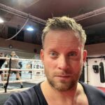 Jakub Prachař Instagram - Vymáhání dluhů, práce na discotékách a řešení drobných sousedských nesrovnalostí. Objednávky od června.