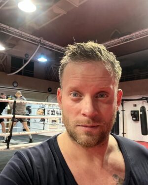 Jakub Prachař Instagram - Vymáhání dluhů, práce na discotékách a řešení drobných sousedských nesrovnalostí. Objednávky od června.
