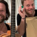 Jakub Prachař Instagram - Tak loni jsem vám ze stejného místa hrál sám, letos jsem zde narazil na jednoho potulného muzikanta a tak ho vzal do party … abychom vám zahráli na vaši párty 😂 naštěstí mě neodmítl 💋 Tak užívejte Silvestra ❤️❤️❤️ a děkuji @jakub_prachar 🙏🙏🙏
