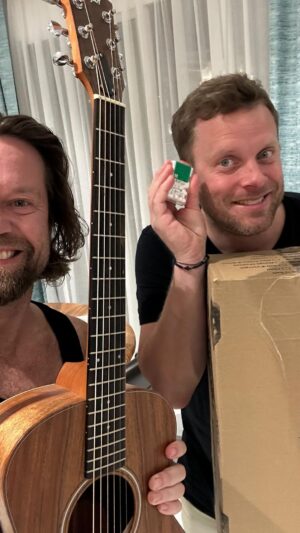 Jakub Prachař Instagram - Tak loni jsem vám ze stejného místa hrál sám, letos jsem zde narazil na jednoho potulného muzikanta a tak ho vzal do party … abychom vám zahráli na vaši párty 😂 naštěstí mě neodmítl 💋
Tak užívejte Silvestra ❤️❤️❤️ a děkuji @jakub_prachar 🙏🙏🙏