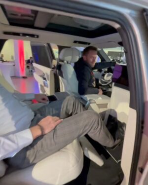Jakub Prachař Instagram - Tohle není placená spolupráce, ale apeluji na vedení albion cars, aby mi dali velkou slevu, protože si jí zasloužím. :)) děkuji předem. Nový Range Rover. Povedlo se. #albioncars