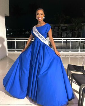 Jalylane Maës Instagram - Défilé @kevinobrianofficial @kob.boutique 
Merci beaucoup pour l’invitation ✨

👗: @kob.boutique @kevinobrianofficial 
💄: @botrand_elisabeth 
Bijoux : @oretsens 
📍: @arawakbeachresort