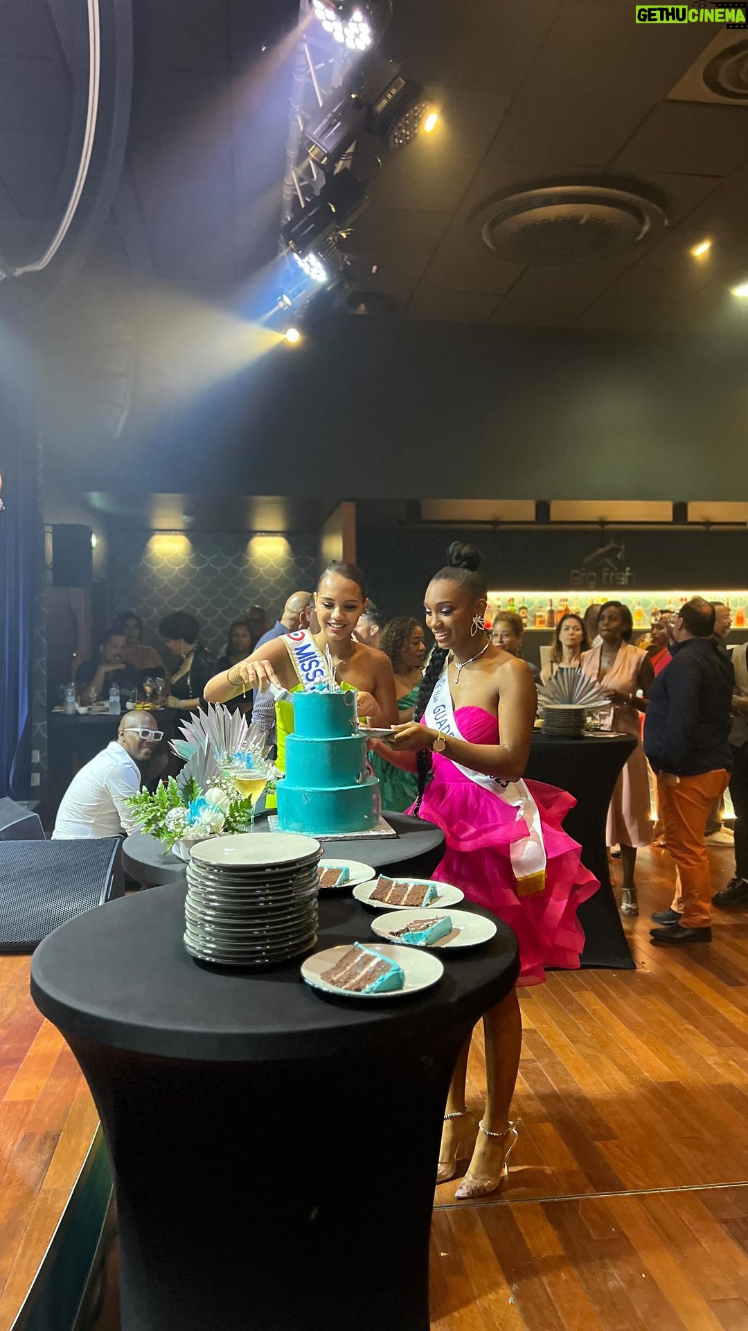 Jalylane Maës - 8.2K Likes - Il y a quelques jours notre ambassadrice a participé au premier anniversaire du Big Fish au @casinodugosierofficiel 💕
Merci pour l’invitation et l’accueil toujours aussi chaleureux ✨
👗 Pomme Boutique @karam9167
💄 @botrand_elisabeth
💆♀️ @luiizdiamondsplace
BO @oretsens
#MissGuadeloupe2023 #MissFrance2024 #RevElle ✨