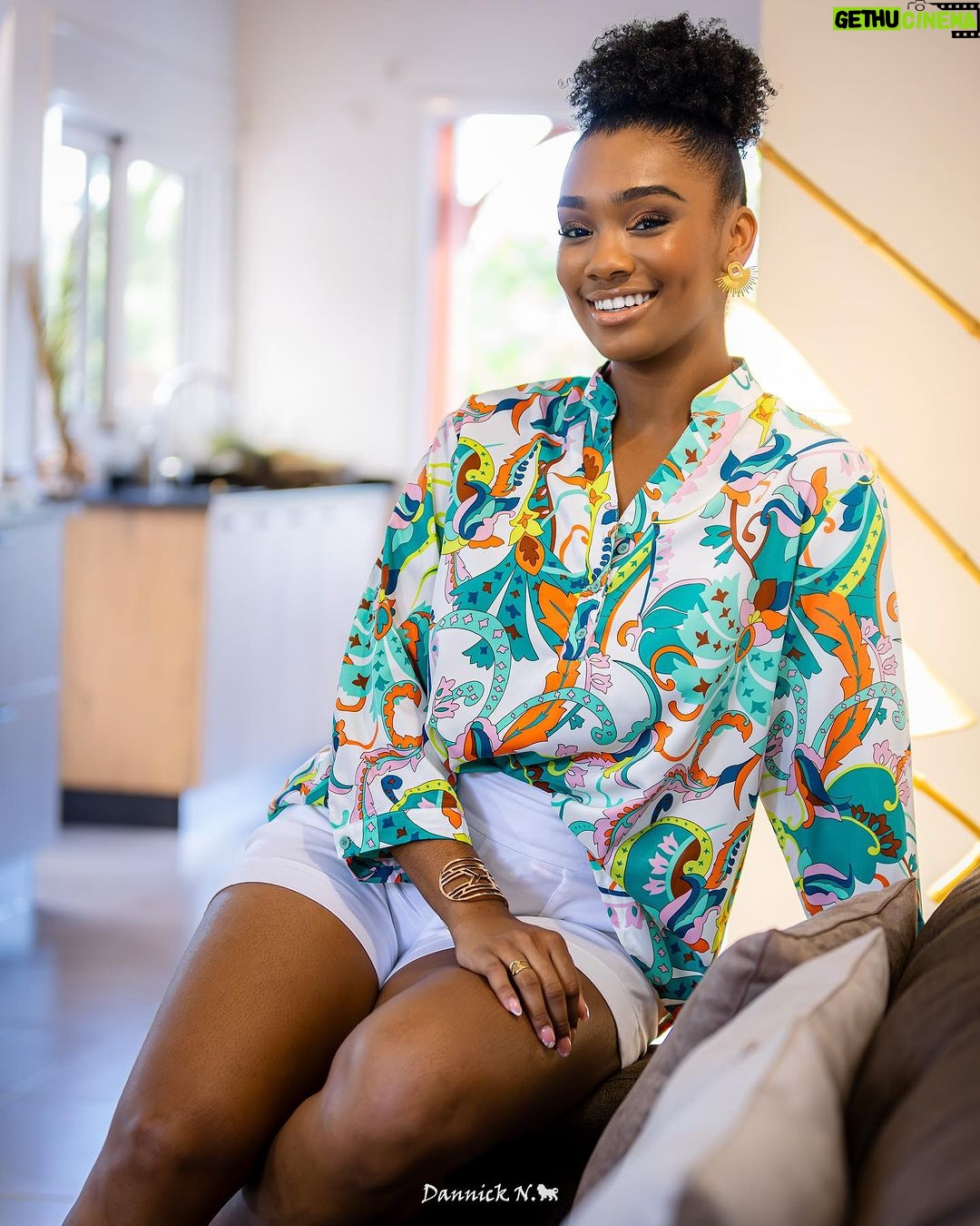 Jalylane Maës Instagram - Abordons cette semaine avec un éclat de sourire. Tu peux devenir la personne de tes rêves si tu commences maintenant. 👗: @odyssee.boutique BO : @revesgwada 🏠: @tifleursoley 📸 : @danette_dn et @mathilde.garel CM : @malyck_n #tuesday #eclat #sourire #semaine #beaute #miss #villa #jaly #salon #detente #motivation #bonheur Saint-François, Guadeloupe