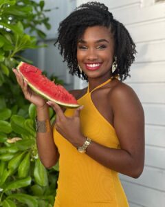 Jalylane Maës Instagram - Quel est votre fruit préféré ? Ananas, mangue ou pastèque ? Consommons local !!! #ananas #fruit #mangue #guadeloupe #pasteque #fruictivore #local #✨ Sainte-Anne, Guadeloupe