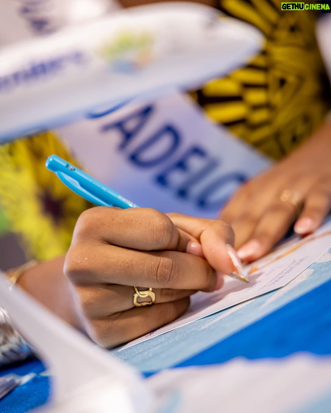 Jalylane Maës - 4.7K Likes - Une très belle séance de dédicace privée qui a lieu à l’aéroport pôle Caraïbes avec notre partenaire transport @aircaraibes ✈️
Un grand merci aux personnels pour cet accueil chaleureux.
J’ai passé un merveilleux moment à vos côtés 🥹.
On se retrouve bientôt sur les lignes d’air Caraïbes 😉
@missguadeloupe @organisation.revellle💕
Vous avez déjà voyagé avec Air Caraïbes ?
👗: @les_createurs_antilles @glamethnik @aydenland
BO et collier : @oretsens
📸: @danette_dn
#seance #dedidace #aeroport #voyage #personnel #naviguant #avion #miss #guadeloupe #comite #partenaire #aircaraibes #transport #caraibes