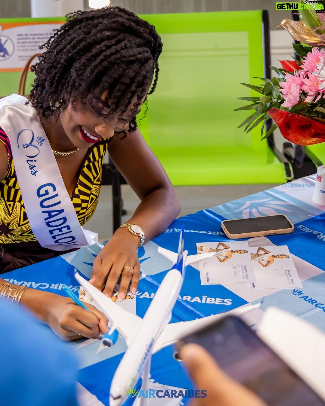 Jalylane Maës - 4.7K Likes - Une très belle séance de dédicace privée qui a lieu à l’aéroport pôle Caraïbes avec notre partenaire transport @aircaraibes ✈️
Un grand merci aux personnels pour cet accueil chaleureux.
J’ai passé un merveilleux moment à vos côtés 🥹.
On se retrouve bientôt sur les lignes d’air Caraïbes 😉
@missguadeloupe @organisation.revellle💕
Vous avez déjà voyagé avec Air Caraïbes ?
👗: @les_createurs_antilles @glamethnik @aydenland
BO et collier : @oretsens
📸: @danette_dn
#seance #dedidace #aeroport #voyage #personnel #naviguant #avion #miss #guadeloupe #comite #partenaire #aircaraibes #transport #caraibes