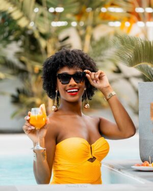 Jalylane Maës Instagram - Et oui J-2 avant que l’année bascule 
Bon week-end à vous tous 💕
Soyez prudents et prenez soin de ceux qui vous entourent. 

👗& 👙: @odyssee.boutique 
📸 : @danette_dn & @mathilde.garel 
CM : @malyck_n 
📍: @tifleursoley 

#piscine #fruit #soleil #guadeloupe #findannée #beauty #lunette #chill #relax #vacances #joie