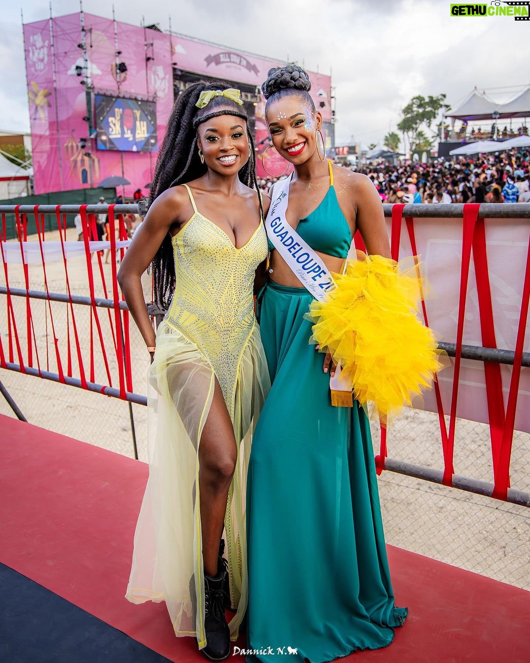 Jalylane Maës - 5.2K Likes - Retour en image sur la @alldayinmusicfestival ✨
Merci encore à toute l’équipe @mcdonalds_antillesguyane pour l’invitation 💕
💇🏾♀️: @luiizdiamondsplace
💄: me
👗: @jmb.couture et @mcdonalds_antillesguyane
📸: @danette_dn