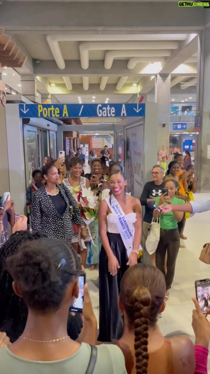 Jalylane Maës - 11.4K Likes - Un sacré retour à la maison 🥺
Je suis si heureuse d’être rentrée sur mon archipel.
Je vous avoue que la chaleur m’a beaucoup manqué mais la chaleur humaine mais surtout guadeloupéenne que j’ai ressenti lors de ma sortie de l’aéroport était l’un des plus beaux cadeaux que mon peuple pouvait m’offrir.
C’est une réelle fierté pour moi t’avoir pu présenter haut les couleurs de notre archipel.
Et c’est avec une vrai conviction que je ramène cette écharpe de 3ème dauphine à la Guadeloupe.
Merci à tous ceux qui ont crus en moi et qui n’ont cessés de me soutenir au cours de cette merveilleuse aventure qu’est Miss France.
L’une de mes plus grandes leçons au cours de celle ci : BIGIDI PA VLÉ DI TONBÉ.
Le meilleur est avenir 💞
Jaly ✨
@missguadeloupeofficiel @organisation.revelle 💕