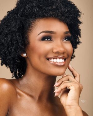 Jalylane Maës Instagram - C’est le grand retour du @creolamag 🤩 Pour ce come back c’est notre ambassadrice @jalylanemaes.off qui fait la couverture de l’édition Guadeloupe du magazine 🥹 
Une interview exclusive est également à découvrir 📝 
💕Tous nos remerciements à la rédaction pour ce magnifique numéro à découvrir dès ce vendredi 1er décembre en kiosque !

💄 @botrand_elisabeth
📸 @twox_photographie 

#MissGuadeloupe2023 #MissFrance2024 #RevElle ✨