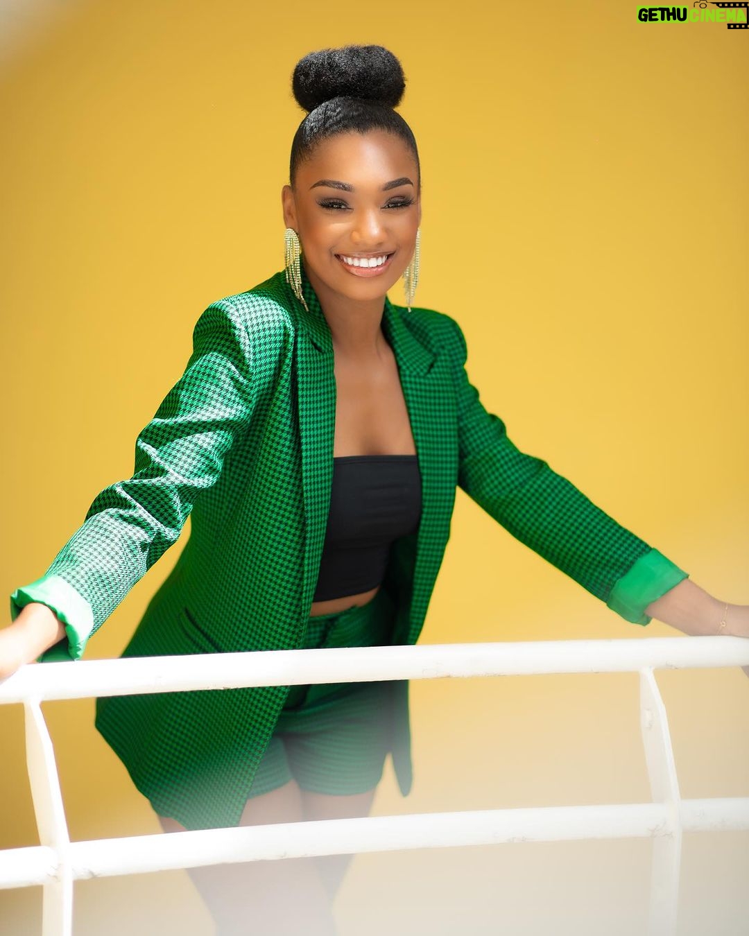 Jalylane Maës - 5.2K Likes - Dans une semaine, notre ambassadrice rejoindra Paris avant de débuter l’aventure Miss France 👑🇫🇷
Le 16 décembre, mobilisons-nous pour @jalylanemaes.off 🤩
💄 @botrand_elisabeth
Look @glamour.brissac
📸 @ludovic_lolia
#MissGuadeloupe2023 #MissFrance2024 #RevElle ✨