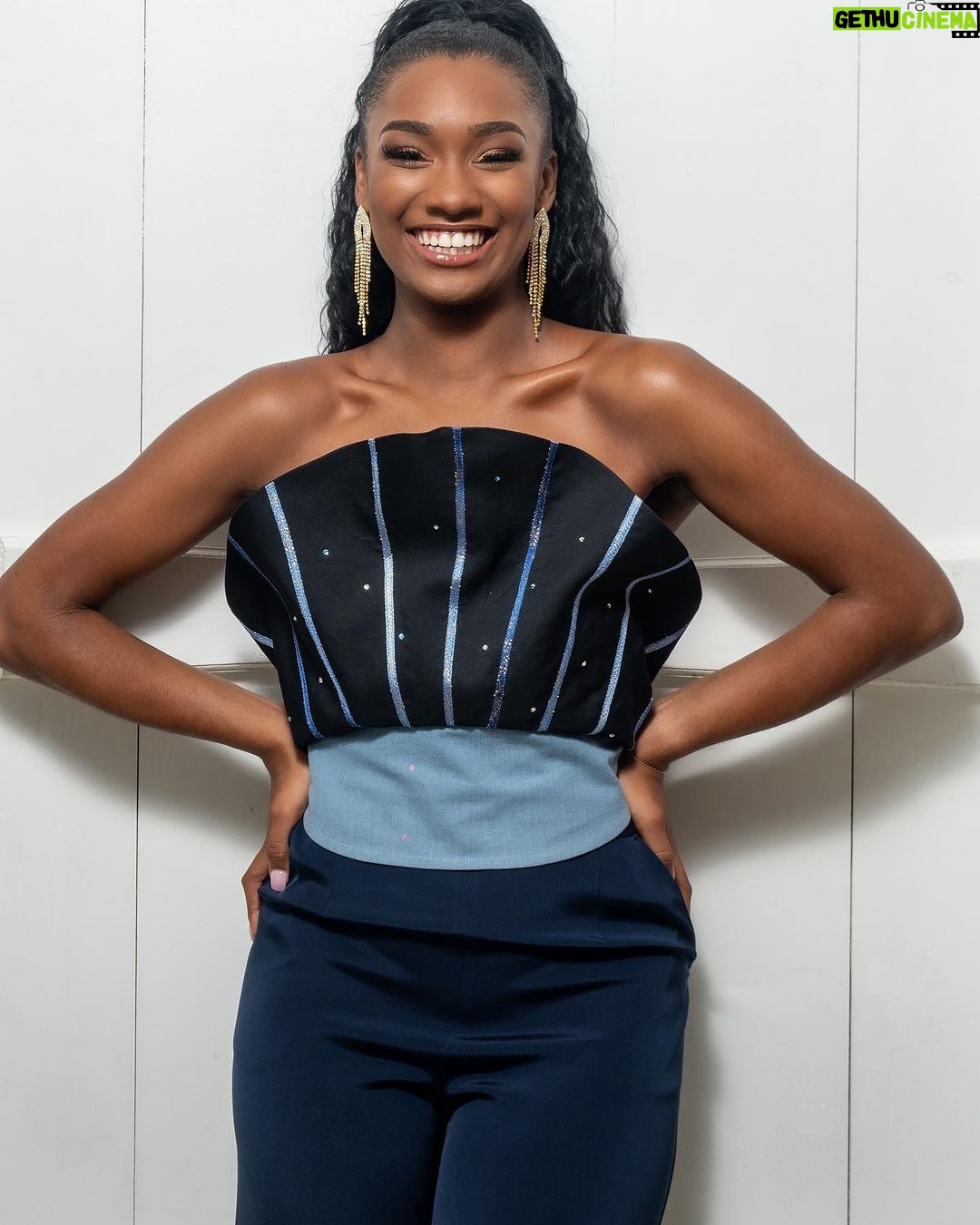 Jalylane Maës Instagram - ✨Ce sourire quand on vous annonce que la billetterie pour la prochaine élection de Miss France est ouverte 🤩 Alors vous avez eu vos places pour venir soutenir notre ambassadrice @jalylanemaes.off 👑 ? Look @cassandralemaistre 💆🏾♀️ @luiizdiamondsplace 💄 @botrand_elisabeth 📍 @maisonvictoirepap 📸 @happyman_photography / @tchokerstudios_fwi #MissGuadeloupe2023 #MissFrance2024 #JalylaneMissFrance #BacktoBack 🔙👑 Pointe-à-Pitre, Guadeloupe