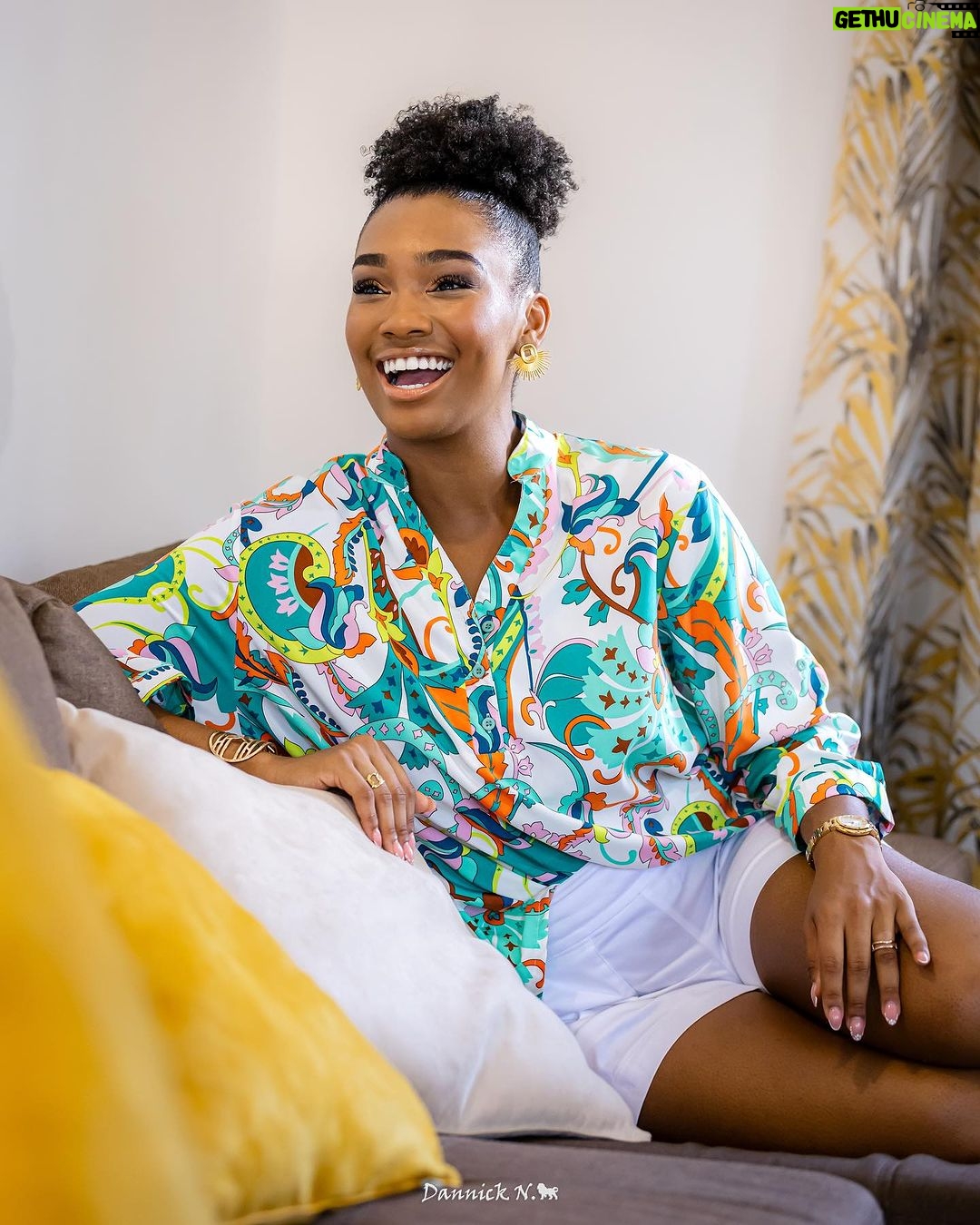 Jalylane Maës Instagram - Abordons cette semaine avec un éclat de sourire. Tu peux devenir la personne de tes rêves si tu commences maintenant. 👗: @odyssee.boutique BO : @revesgwada 🏠: @tifleursoley 📸 : @danette_dn et @mathilde.garel CM : @malyck_n #tuesday #eclat #sourire #semaine #beaute #miss #villa #jaly #salon #detente #motivation #bonheur Saint-François, Guadeloupe