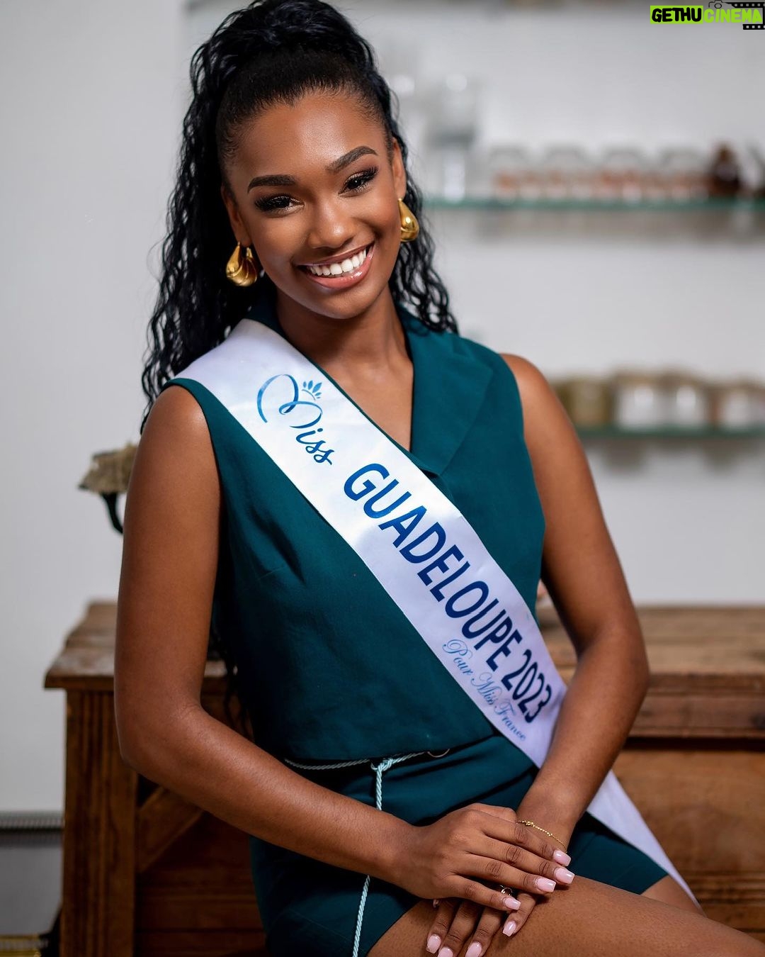Jalylane Maës - 4.9K Likes - Dernière ligne droite 🏃🏾♀️
Dans un peu plus d’un mois notre ambassadrice prendra la direction de Paris pour débuter l’aventure Miss France 2024 👑 En attendant, Jalylane poursuit activement sa préparation pour la grande soirée à Dijon 🤩
Le 16 décembre la représentante des @ilesguadeloupe aura besoin de notre soutien 🙏❤️
👗 @cassandralemaistre
💆🏾♀️ @luiizdiamondsplace
💄 @botrand_elisabeth
📍 @maisonvictoirepap
📸 @happyman_photography / @tchokerstudios_fwi
#MissGuadeloupe2023 #MissFrance2024 #JalylaneMissFrance #BacktoBack 🔙👑