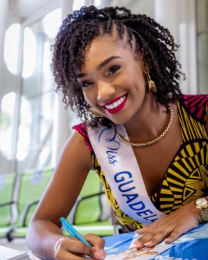 Jalylane Maës Instagram - Une très belle séance de dédicace privée qui a lieu à l’aéroport pôle Caraïbes avec notre partenaire transport @aircaraibes ✈️

Un grand merci aux personnels pour cet accueil chaleureux. 
J’ai passé un merveilleux moment à vos côtés 🥹. 

On se retrouve bientôt sur les lignes d’air Caraïbes 😉
@missguadeloupe @organisation.revellle💕

Vous avez déjà voyagé avec Air Caraïbes ? 

👗: @les_createurs_antilles @glamethnik @aydenland 
BO et collier : @oretsens 
📸: @danette_dn 

#seance #dedidace #aeroport #voyage #personnel #naviguant #avion  #miss #guadeloupe #comite #partenaire #aircaraibes #transport #caraibes