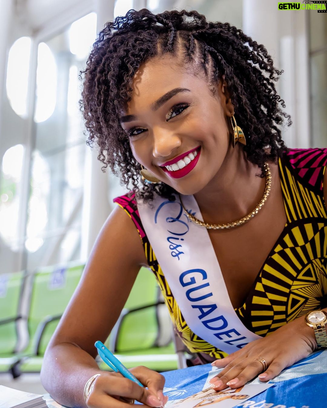Jalylane Maës - 4.7K Likes - Une très belle séance de dédicace privée qui a lieu à l’aéroport pôle Caraïbes avec notre partenaire transport @aircaraibes ✈️
Un grand merci aux personnels pour cet accueil chaleureux.
J’ai passé un merveilleux moment à vos côtés 🥹.
On se retrouve bientôt sur les lignes d’air Caraïbes 😉
@missguadeloupe @organisation.revellle💕
Vous avez déjà voyagé avec Air Caraïbes ?
👗: @les_createurs_antilles @glamethnik @aydenland
BO et collier : @oretsens
📸: @danette_dn
#seance #dedidace #aeroport #voyage #personnel #naviguant #avion #miss #guadeloupe #comite #partenaire #aircaraibes #transport #caraibes