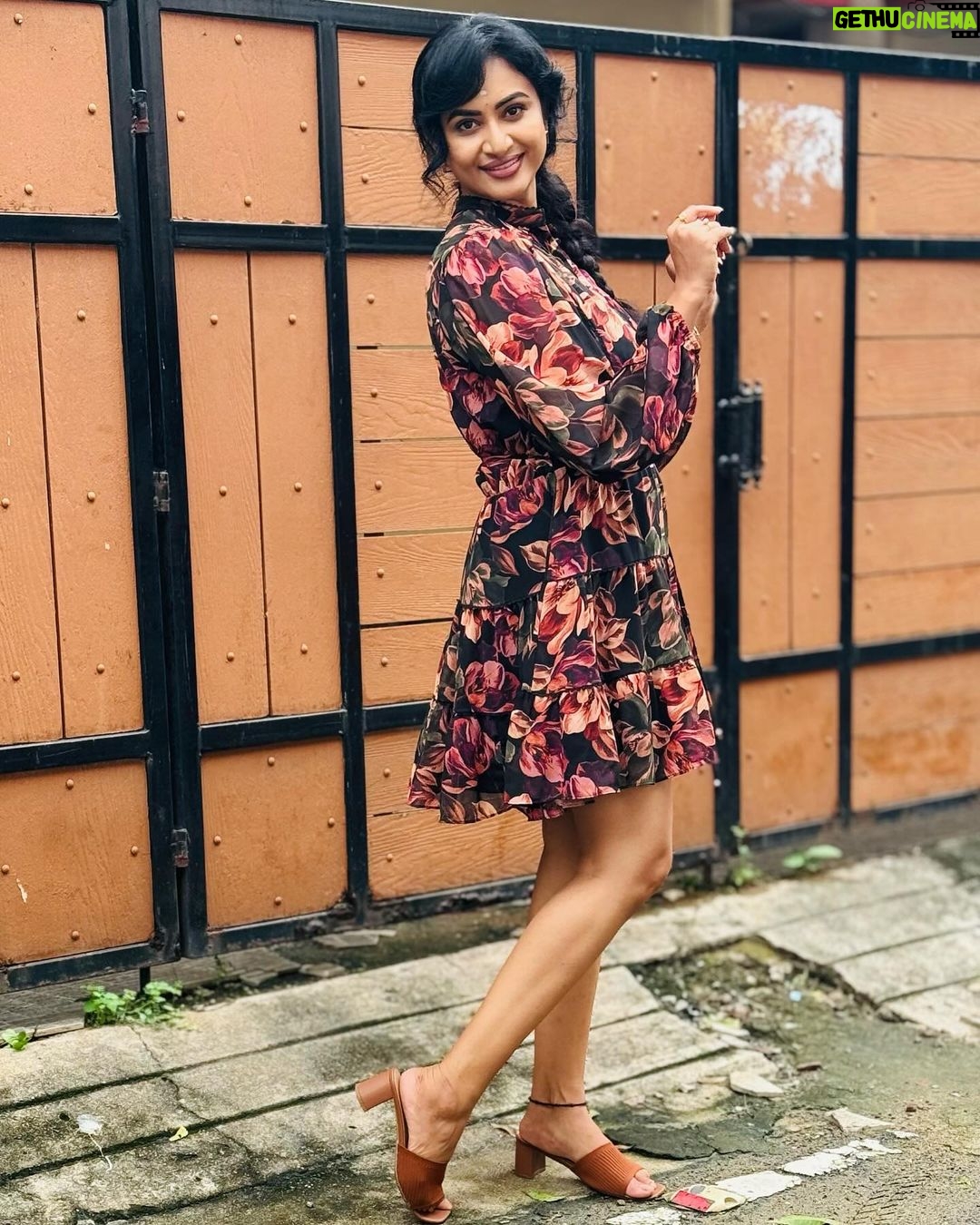Janani Ashok Kumar Instagram - Someday everything will make perfect sense. So for now, laugh at the confusion, smile through the tears & keep reminding yourself that everything happens for a reason. Today will never come again. Be a friend, Encourage someone. Take time to care. Let your words heal the world, not wound a soul. Love Love Love..! Because love conquers all!β€οΈπ«β¨πππΌπ Chennai, India