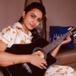 Janani Ashok Kumar Instagram - How amazing life gets when you have a very small meaningful circle of people I love my clan so much 🥹🙏🏼✨ Grateful for the people in my life right now 🙃✨💫🤍💯 - 📸: @raghul_raghupathy Chennai, India