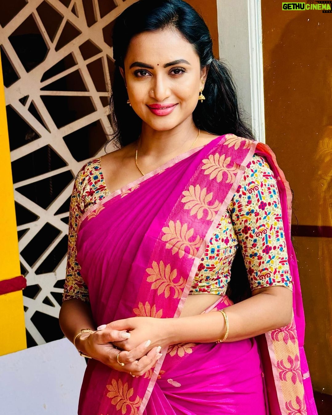 Janani Ashok Kumar Instagram - வாழ்ந்தாலும் தரை வீழ்ந்தாலும்… உன் கால்கள் என் நெஞ்சில் வாழத் தேனே வா… 💝 - 📸: @vahitha.begam.5492 Chennai, India