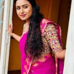 Janani Ashok Kumar Instagram - வாழ்ந்தாலும் தரை வீழ்ந்தாலும்… உன் கால்கள் என் நெஞ்சில் வாழத் தேனே வா… 💝 - 📸: @vahitha.begam.5492 Chennai, India