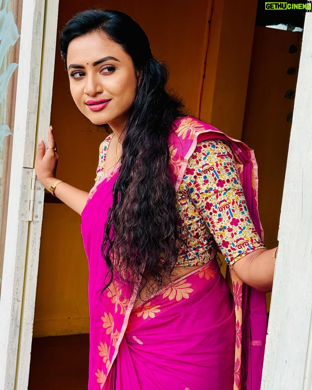 Janani Ashok Kumar Instagram - வாழ்ந்தாலும் தரை வீழ்ந்தாலும்… உன் கால்கள் என் நெஞ்சில் வாழத் தேனே வா… 💝 - 📸: @vahitha.begam.5492 Chennai, India