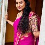 Janani Ashok Kumar Instagram - வாழ்ந்தாலும் தரை வீழ்ந்தாலும்… உன் கால்கள் என் நெஞ்சில் வாழத் தேனே வா… 💝 - 📸: @vahitha.begam.5492 Chennai, India