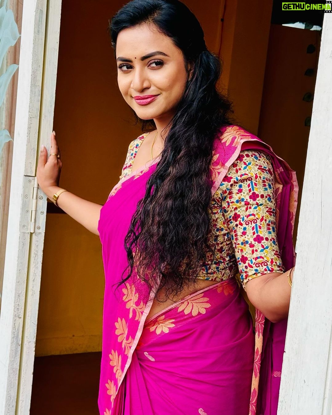 Janani Ashok Kumar Instagram - வாழ்ந்தாலும் தரை வீழ்ந்தாலும்… உன் கால்கள் என் நெஞ்சில் வாழத் தேனே வா… 💝 - 📸: @vahitha.begam.5492 Chennai, India