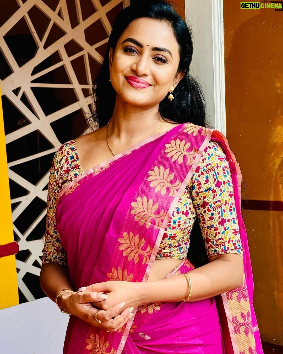 Janani Ashok Kumar Instagram - வாழ்ந்தாலும் தரை வீழ்ந்தாலும்… உன் கால்கள் என் நெஞ்சில் வாழத் தேனே வா… 💝 - 📸: @vahitha.begam.5492 Chennai, India