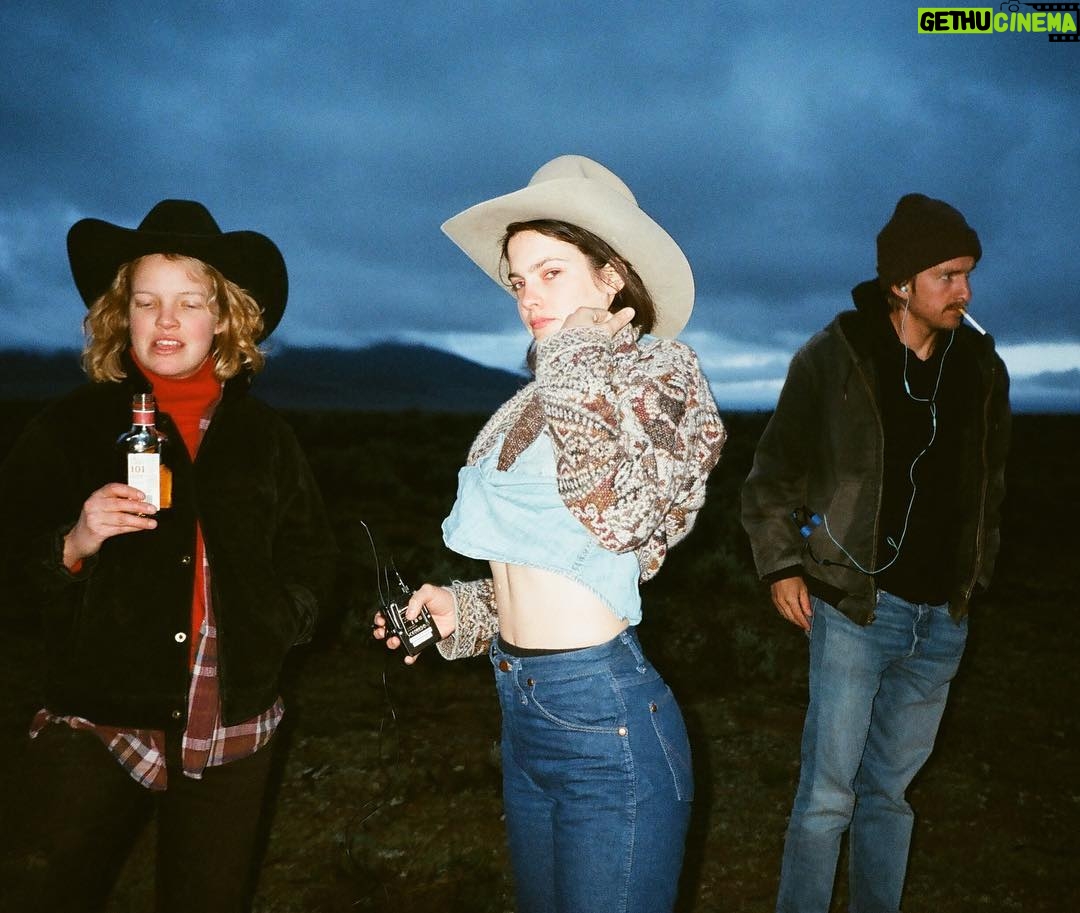 Jane Levy Instagram - Making movies #goodluckinthelandofmañana