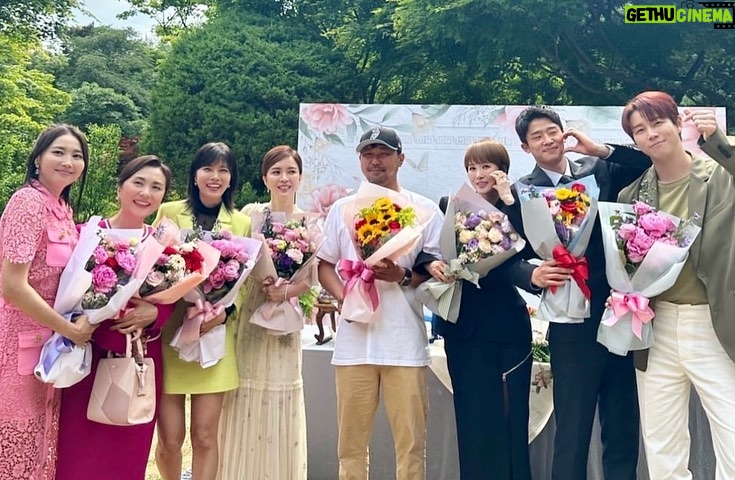 Jang Eui-soo Instagram - 강호중감독님 정말 행복했습니다!! . 가면의여왕 안녕 도재이변호사님 안녕 용필이 안녕 감사합니다🫡