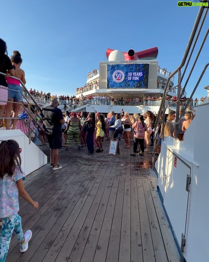 Janice Faison Instagram - They were jamming on this cruise.