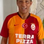 Jardel Instagram - Galatasaray taraftarlarına iyi akşamlar! 23 yıl sonra İstanbul’a döneceğimi duyurmak istiyorum. Mayıs sonu ve Haziran başında Galatasaray’ın sezonun son aşamasını takip etmek için İstanbul’a geleceğim. Her şey planlandığı gibi giderse şampiyonluk unvanını kazanacağız! Takımımızın şampiyonluğunu kazanması için sizin desteğinize güveniyorum. Birlikte takımımıza destek vererek şampiyonluğu elde etmemize yardımcı olalım!❤️💛❤️💛❤️💛❤️ @mjardel_ @sandrajardel0716 Boa noite aos torcedores do Galatasaray! Gostaria de anunciar que voltarei a Istambul depois de 23 anos. No final de maio e início de junho, estarei em Istambul para acompanhar a última fase da temporada do Galatasaray. Se tudo correr como planejado, vamos ganhar o título do campeonato! Conto com o apoio de vocês para que nossa equipe seja campeã. Vamos juntos apoiar nosso time e nos ajudar a vencer o campeonato! ❤️💛❤️💛❤️💛
