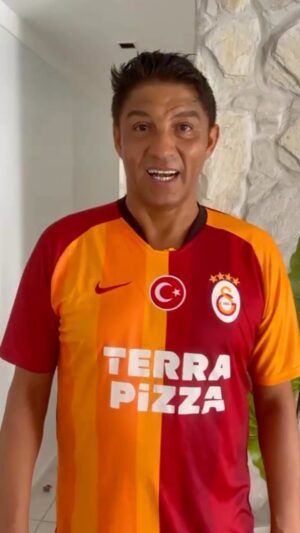 Jardel Instagram - Galatasaray taraftarlarına iyi akşamlar! 23 yıl sonra İstanbul’a döneceğimi duyurmak istiyorum. Mayıs sonu ve Haziran başında Galatasaray’ın sezonun son aşamasını takip etmek için İstanbul’a geleceğim. Her şey planlandığı gibi giderse şampiyonluk unvanını kazanacağız! Takımımızın şampiyonluğunu kazanması için sizin desteğinize güveniyorum. Birlikte takımımıza destek vererek şampiyonluğu elde etmemize yardımcı olalım!❤️💛❤️💛❤️💛❤️ @mjardel_  @sandrajardel0716 

Boa noite aos torcedores do Galatasaray! Gostaria de anunciar que voltarei a Istambul depois de 23 anos. No final de maio e início de junho, estarei em Istambul para acompanhar a última fase da temporada do Galatasaray. Se tudo correr como planejado, vamos ganhar o título do campeonato! Conto com o apoio de vocês para que nossa equipe seja campeã. Vamos juntos apoiar nosso time e nos ajudar a vencer o campeonato! ❤️💛❤️💛❤️💛