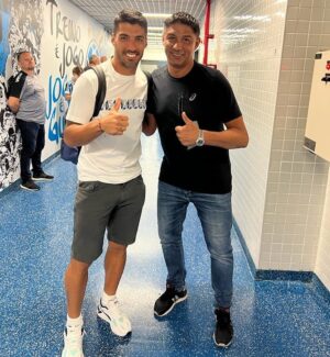 Jardel Instagram - Dando a “benção” a nosso atacante, que essa temporada seja abençoada e cheia de muitos gols…numa foto só, temos 3 botas de ouro da Europa!
.
.

buena suerte goleador