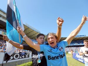Jardel Instagram - Dá uma curtida quem já foi o primeiro clube a ser campeão do ano, e ainda com um show do grande “Luizito” AVANTE GRÊMIO O MAIOR DO SULLL..⚫️🔵⚪️
.

Yılın şampiyonu olan ilk kulübün kim olduğunu ve harika "Luizito"nun şovunu beğenin 

#luizsoares #supercopa #gremio 

@paulonunes7