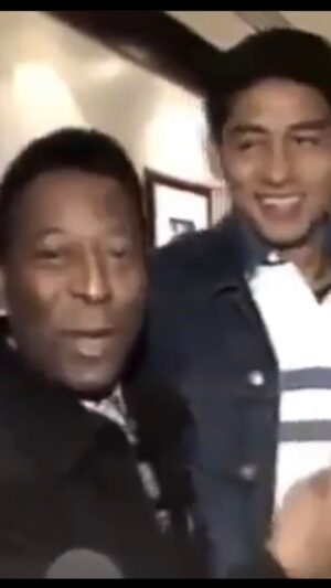 Jardel Instagram - Em 2001 pela Seleção Brasileira, tive a grande oportunidade de conhecer o nosso REI DO FUTEBOL PELÉ, que foi grande inspiração por muitas gerações... descansa em PAZ amigo! 🙌🏽🙏🏽