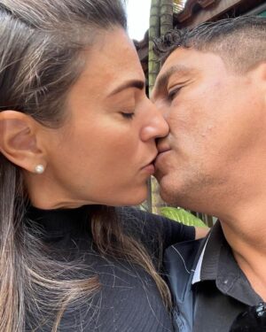 Jardel Instagram - Parabéns, meu amor! Sou muito grato a Deus por unir nossos caminhos! E é uma honra estar ao seu lado para acompanhar mais um ano da sua vida. Minha amada esposa, que sua vida 
seja abençoada por DEUS, e 
saiba que estarei sempre aqui para amá-la e protegê-la…. Que seu aniversário seja especial, como você é para mim, e que possamos estar em paz, felizes, em harmonia e que nosso casamento seja blindado por Deus ! 
Amo você do fundo do meu coração, e desejo um aniversário repleto de bençãos! Te amo! ❤️🎂🎉🙌🏽🙏🏽