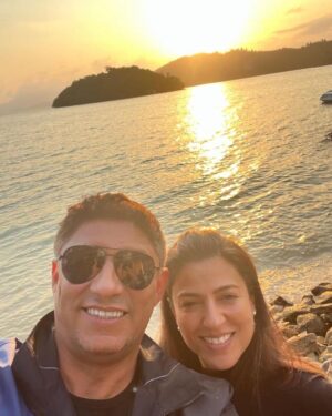 Jardel Instagram - Parabéns, meu amor! Sou muito grato a Deus por unir nossos caminhos! E é uma honra estar ao seu lado para acompanhar mais um ano da sua vida. Minha amada esposa, que sua vida 
seja abençoada por DEUS, e 
saiba que estarei sempre aqui para amá-la e protegê-la…. Que seu aniversário seja especial, como você é para mim, e que possamos estar em paz, felizes, em harmonia e que nosso casamento seja blindado por Deus ! 
Amo você do fundo do meu coração, e desejo um aniversário repleto de bençãos! Te amo! ❤️🎂🎉🙌🏽🙏🏽