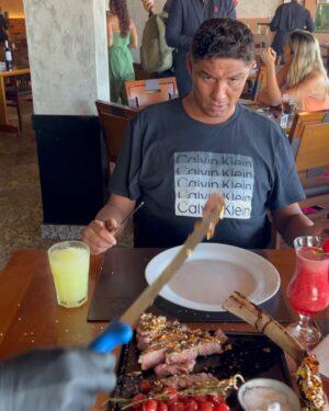 Jardel Instagram - Chegou novidade na JP Steakhouse e o meu amigo @guilherme_performance fez questão de me convidar para experimentar. Não precisamos mais sair do Brasil para apreciar essa iguaria, chegou aqui no meu Ceará.
Gostou então entre em contato com a equipe da @jpsteakhousefortaleza e faça a sua reserva.😋