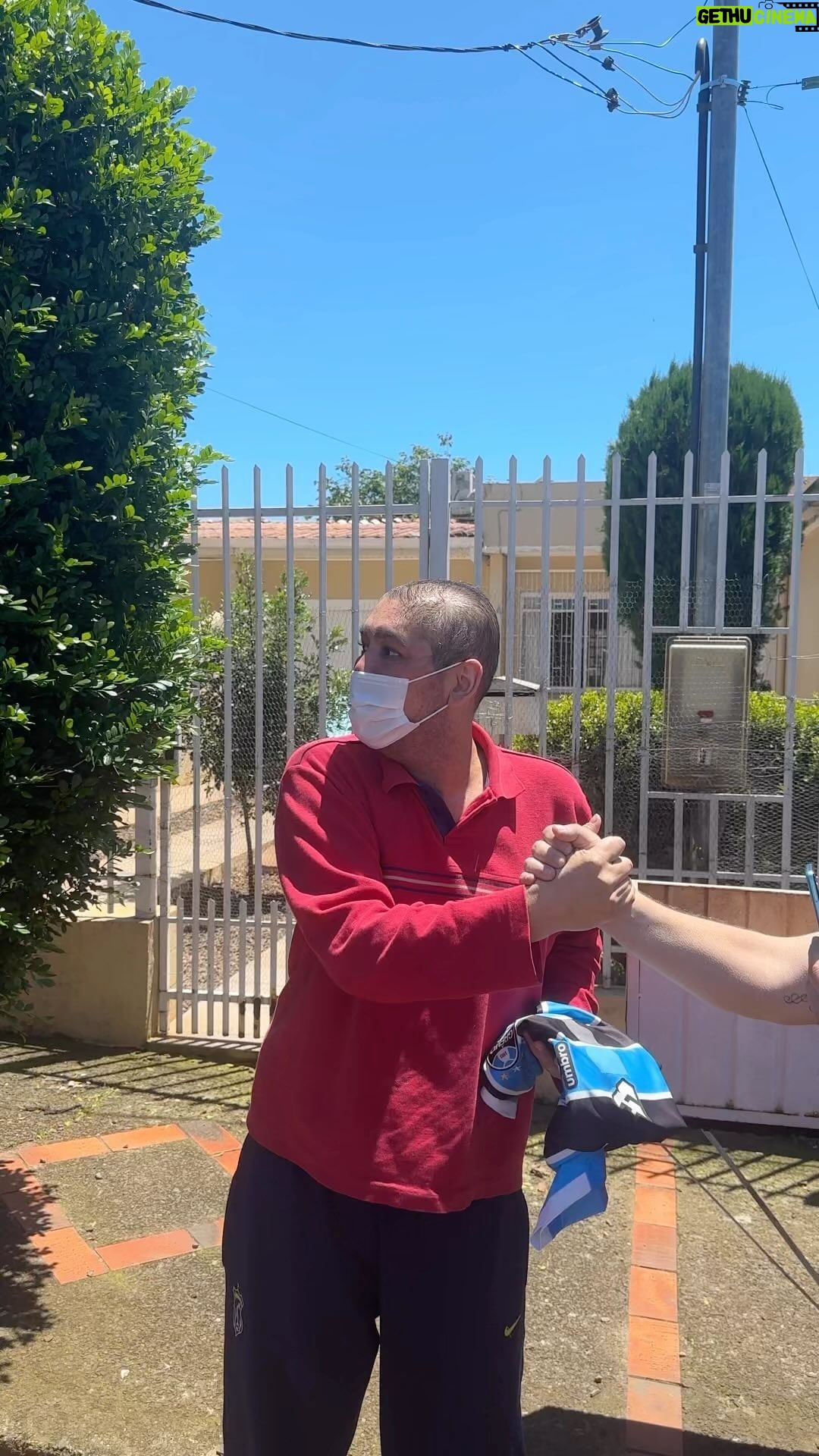 Jardel Instagram - CRAQUE DENTRO E FORA DE CAMPO!! Ídolo gremista, o ex-atacante Jardel realizou o sonho de Diego, que está na batalha contra o câncer. Diego tinha o desejo de conseguir um autógrafo do lendário centroavante gremista. Por isso a equipe do Grêmio Fut-7 levou Jardel ao encontro de Diego, para conhecê-lo e dar um carinhoso abraço. Nosso muito obrigado ao Jardel por proporcionar este lindo momento.