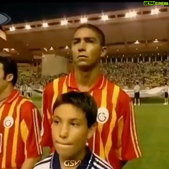 Jardel Instagram - 23 yıl önce hayatımın en güzel günlerinden biri yaklaşıyordu, UEFA SUPERCOPA 2000. Kariyerimin en önemli şampiyonluklarından biri ve üstüne de Galatasaray gibi özel bir takımda oynamak! ❤️💛❤️💛❤️💛 Özel an destesini kim hatırlıyor?