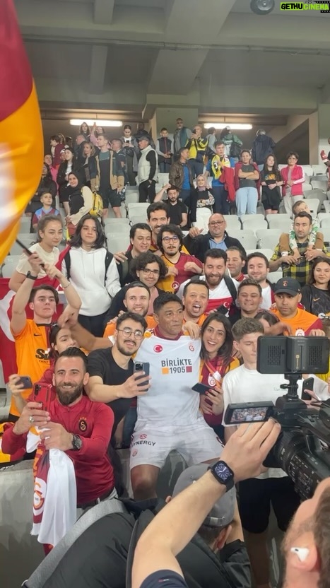 Jardel Instagram - Özel taraftarlarla özel bir an, umarım en kısa zamanda Türkiye'ye döner ve buna benzer daha fazla an yaşayabilirim! ❤️💛