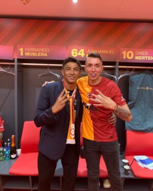 Jardel Instagram - Still about the champion party! Champion Galatasaray ❤️💛❤️💛