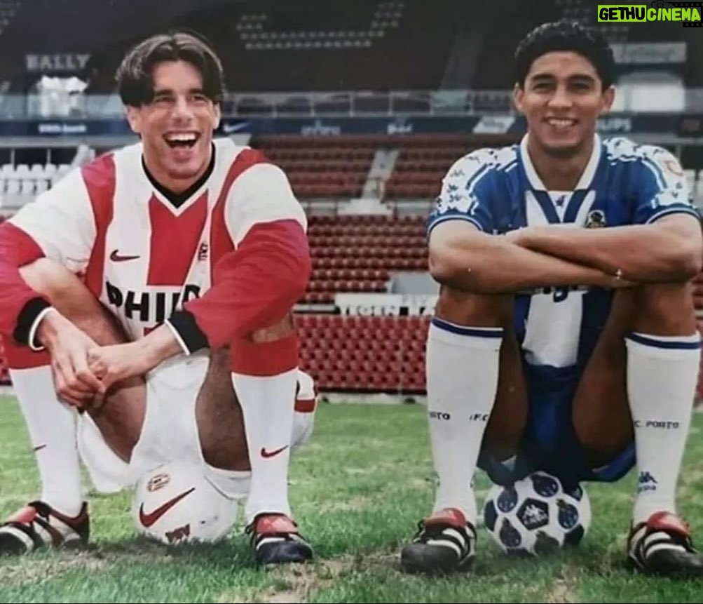 Jardel Instagram - O futebol nos anos 90 💙🤍 Alguns momentos com essas lendas do futebol e com camisa do FC Porto! #jardelporto