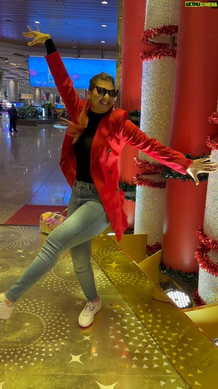 Jasleen Matharu Instagram - Abhi Se Ready for Christmas 🎅 Where is my Secret Santa ??? Terminal 2 Chatrapati Shivaji Terminal Mumbai