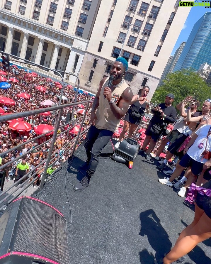 Jason Derulo Instagram - 1 million people ❤️🔥 Muito obrigado @anitta pelo convite pro Carnaval! Foi simplesmente perfeito!z Leme, Rio de Janeiro