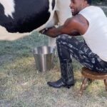 Jason Derulo Instagram – Momma I milked a cow 🤯🐮 #HandsOnMe